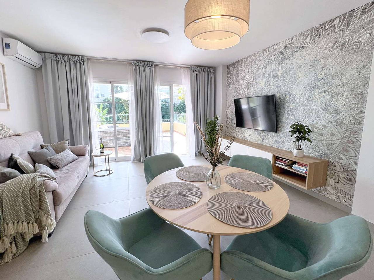 Jardines de Burriana Deluxe à 400m de la plage, piscine et terrasse privées in Playa de Burriana, Nerja