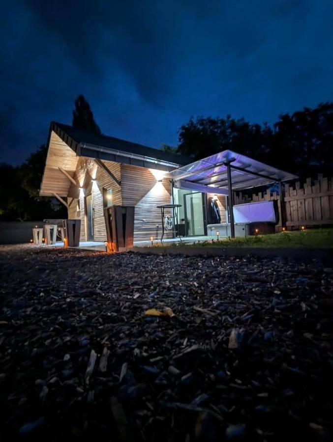 Gîte pour 2 personnes, avec terrasse et piscine ainsi que jacuzzi et jardin dans Boulay-Moselle