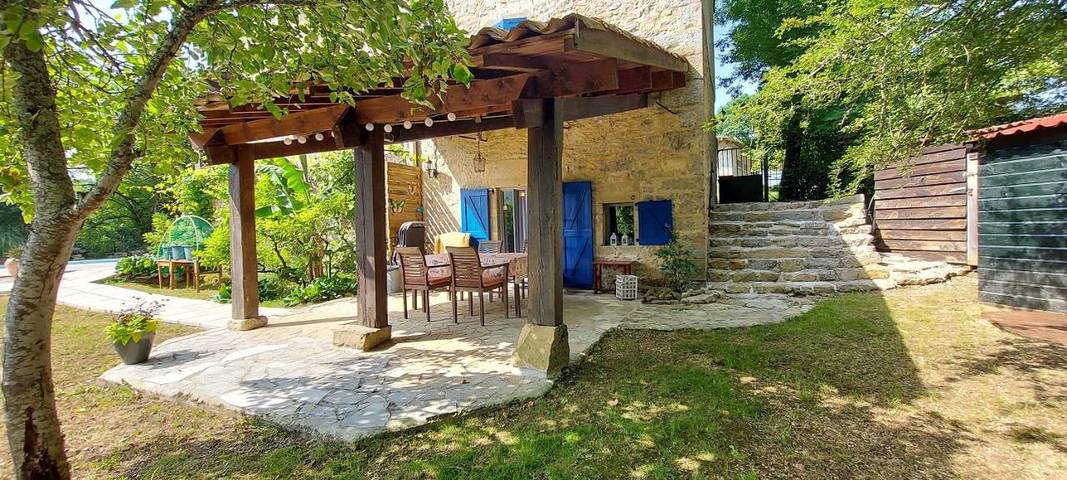 Location de vacances pour 2 personnes, avec jardin et vue ainsi que terrasse et piscine à Ginals