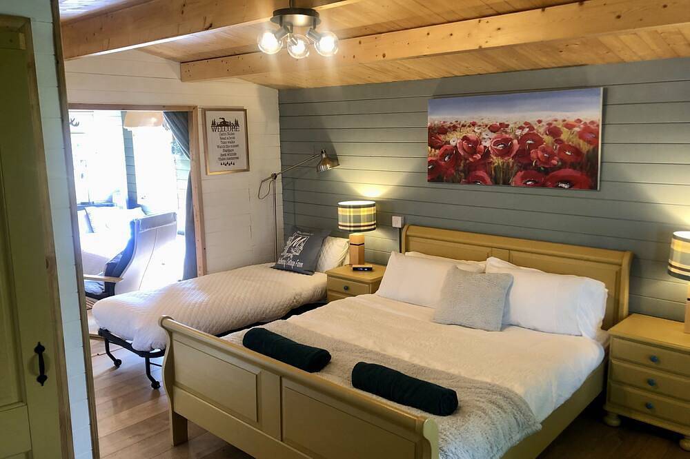 Family size wilderness style cabin just off the A1 in Bedford