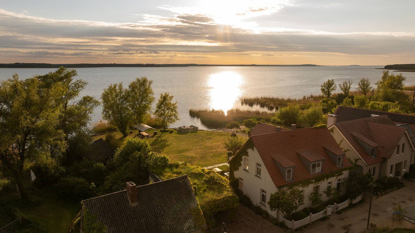 Ferienhaus Peeneblick - exklusives Traumhaus in Direktlage am Wasser mit Bootssteg und Aussensauna in Rankwitz, Usedom