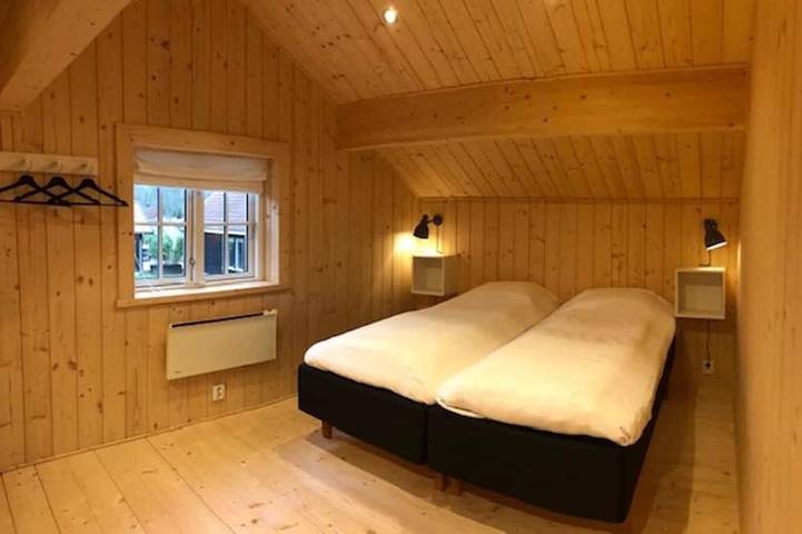 Stilvolles Seehaus, hot tub im Freien, Seeblick, Naturnähe. Haustierfreundlich. in Vallåsen, Halland