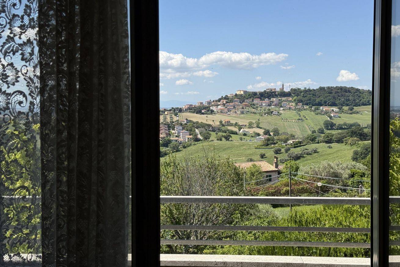 Geheel appartement, Vakantieappartement voor 10 personen met tuin in Camerano, Riviera del Conero