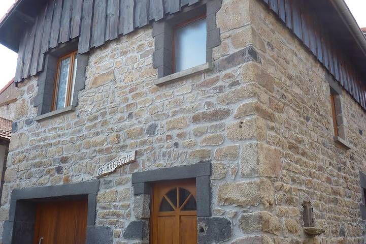 Location de vacances pour 4 personnes, avec sauna et jacuzzi à Saint-Genès-Champanelle