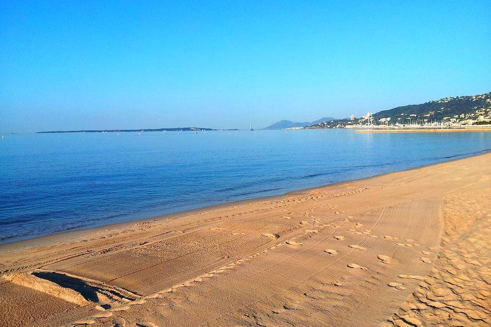 Apartamento entero, Spacious and sunny apartement, few steps from sea and shopping facilities in Antibes, Region de Cannes