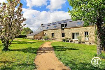 Gîte pour 10 personnes, avec jardin et terrasse ainsi que piscine et sauna à Treffléan