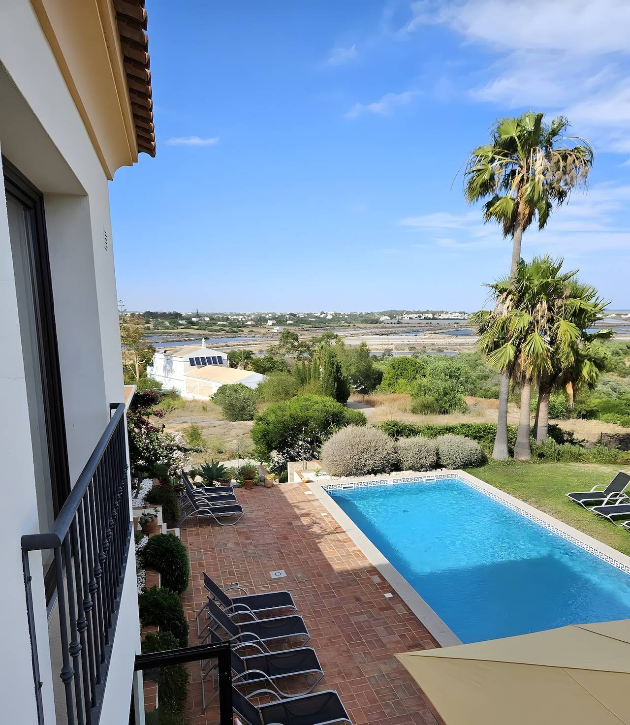 Villa Laguna – Charming Villa with Private Pool, Terraces & Wi-Fi in Moncarapacho, Parque Natural da Ria Formosa