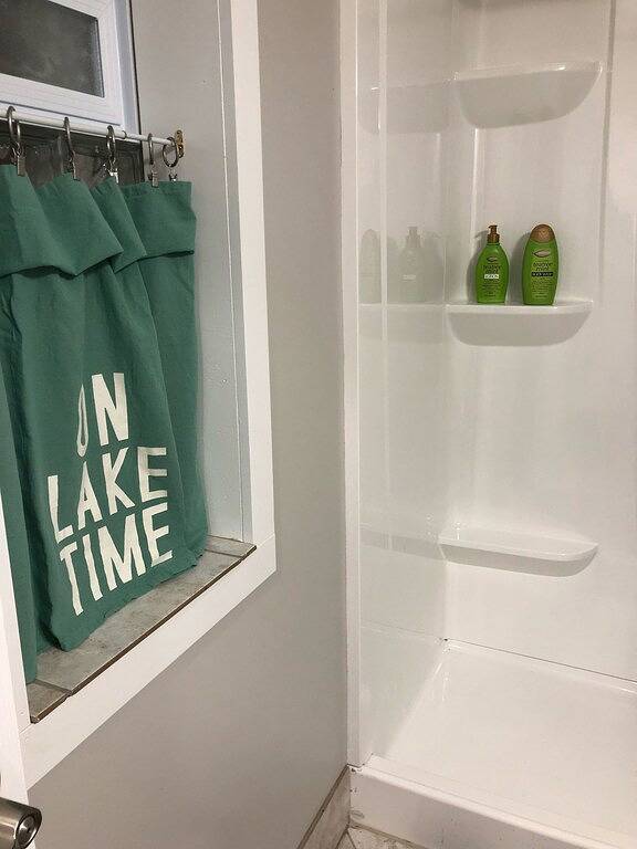 Stilvoll! Zentrale Luft / Wärme. Gratis Wifi. Gehe zum Strip! Renovierter Juni 2018 in Geneva-on-the-Lake, Ashtabula County