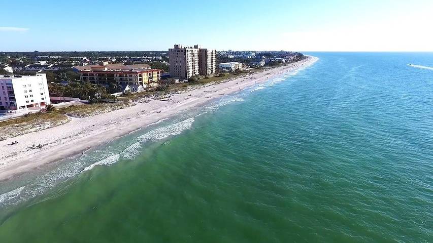 Vacation rental for 8 people, with pool and yard as well as hot tub in Indian Rocks Beach