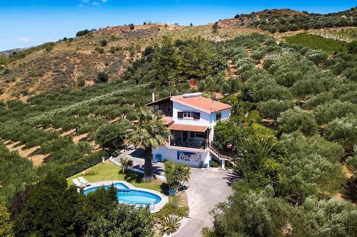 Villa for 5 people, with terrace and garden in Heraklion