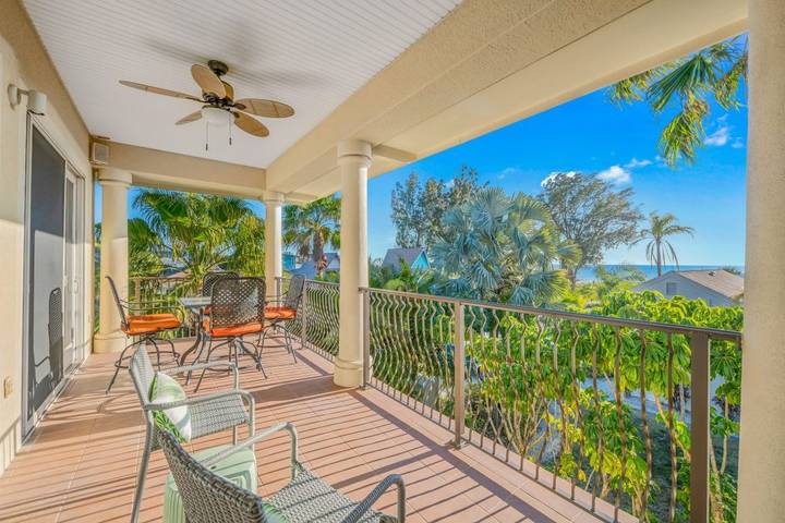 Vacation rental for 6 people, with yard and balcony, kid friendly in Anna Maria Island