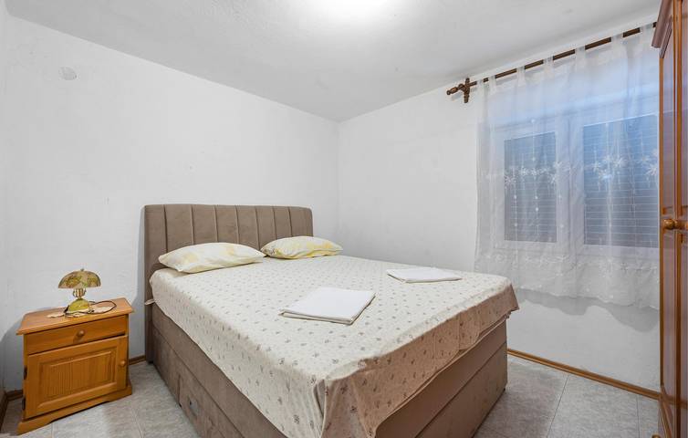 Amplio apartamento de 2 dormitorios con terraza, wifi y aparcamiento, a 2,5 km de la playa in Rogoznica, Condado de Šibenik-Knin