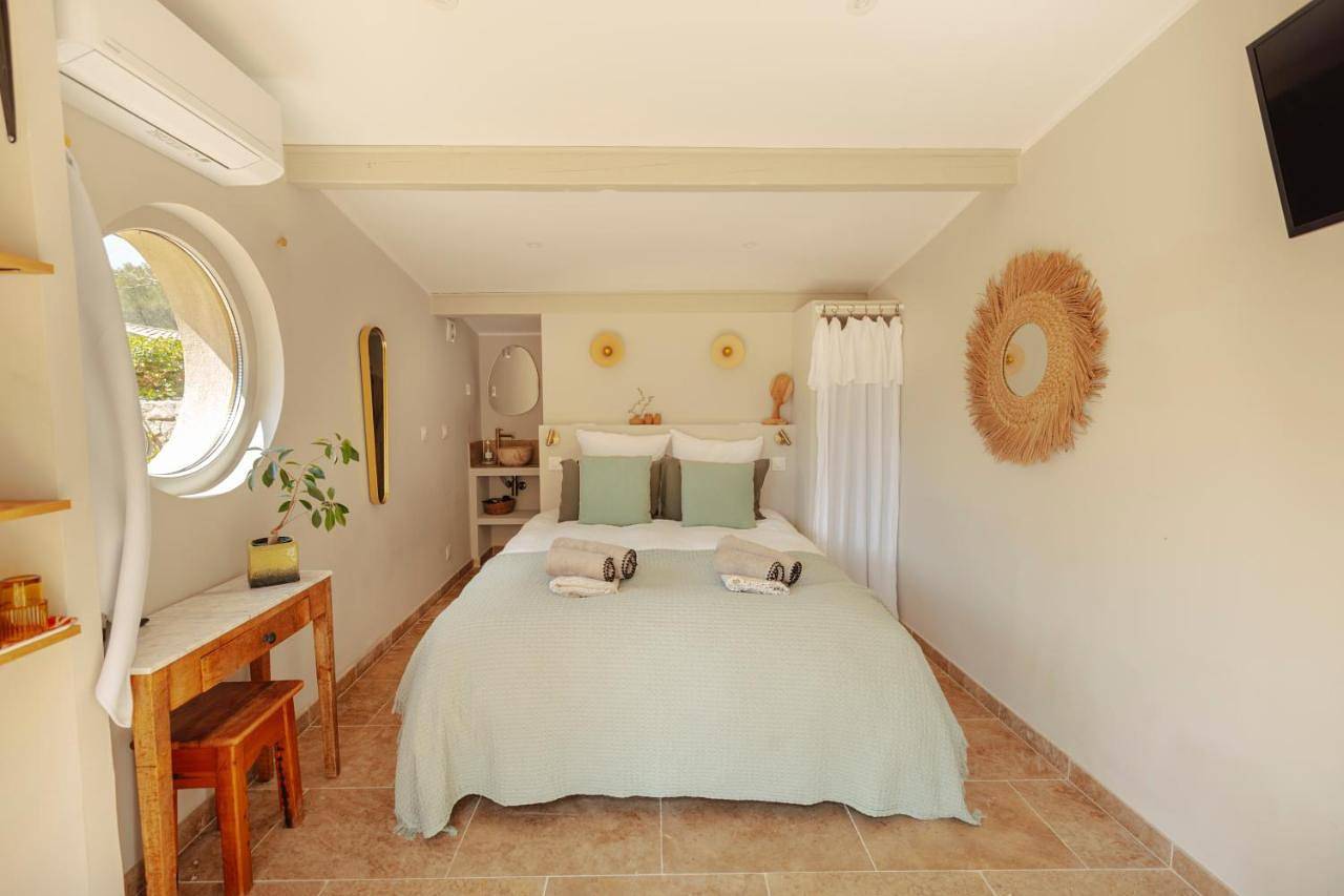 Cabanon Tihou Bain nordique & piscine refuge romantique en Provence in Le Beausset, Côte méditerranéenne (France)