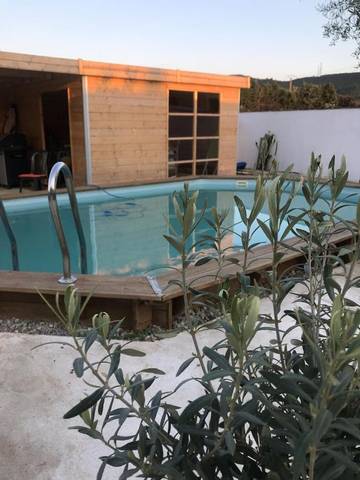 Location de vacances pour 6 personnes, avec piscine ainsi que vue et terrasse, animaux acceptés à Vénéjan