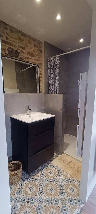 Gîte pour 2 personnes, avec vue et terrasse ainsi que jardin et piscine, animaux acceptés à Lubersac - 4