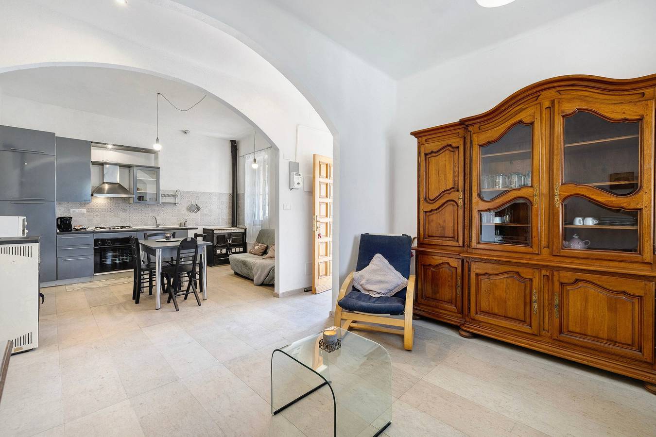 Appartamento intero, Appartamento 'Panorama Medievale' con vista sulle montagne, terrazza privata e Wi-Fi in Castelvecchio di Rocca Barbena, Riviera di Ponente