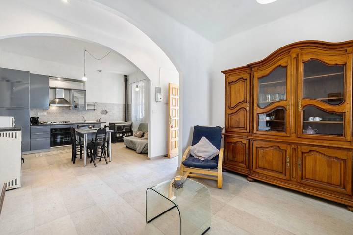 Appartamento intero, Appartamento 'Panorama Medievale' con vista sulle montagne, terrazza privata e Wi-Fi in Castelvecchio di Rocca Barbena, Riviera di Ponente