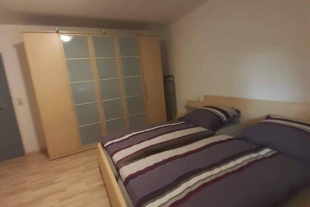 Ganze Wohnung, Erdgeschoß-Ferienwohnung mit Terrasse, Wlan und Privatparkplätzen in Oberviechtach, Naturpark Oberpfälzer Wald
