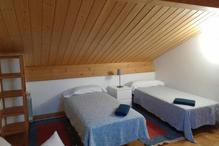 Gemütliches Ferienhaus für 8 Personen mit Patio und Garage in Villanúa in Villanúa, Aragonesische Pyrenäen