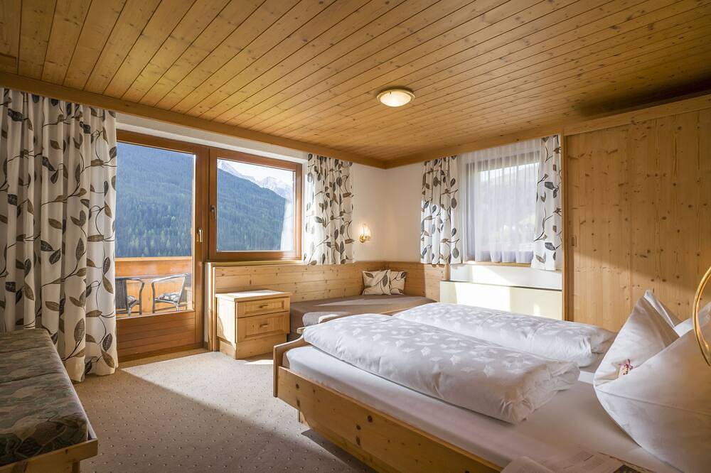 Ganze Wohnung, Sonnige Südhanglage, freistehend, direkt am Skigebiet Zillertal 3000, W-Lan in Hintertux, Tux