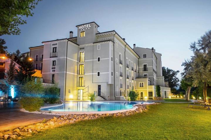 Hotel para 2 personas, con jacuzzi y piscina además de jardín y sauna - 1