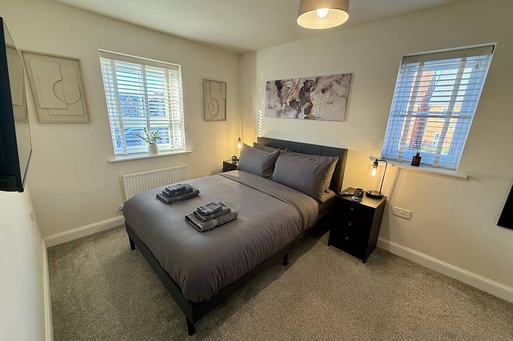 Modern 2-Bed House with Evcharger- Hosted by Hutch in Warwick, Warwickshire