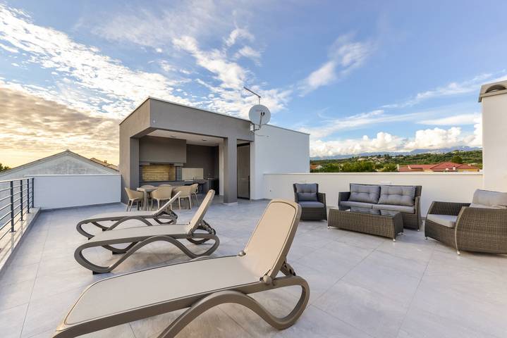 Ferienhaus für 16 Personen, mit Balkon und Terrasse sowie Garten und Sauna in Dalmatien - 4