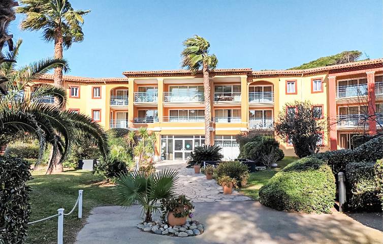 Gîte pour 5 personnes, avec terrasse et piscine dans Plage La Badine