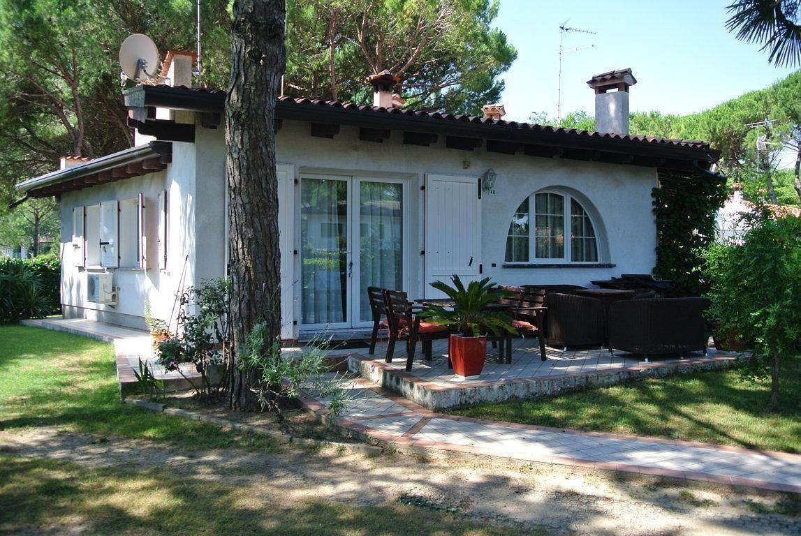 Holiday house 'Villa Edera' with private garden in Lignano Riviera, Lignano Sabbiadoro