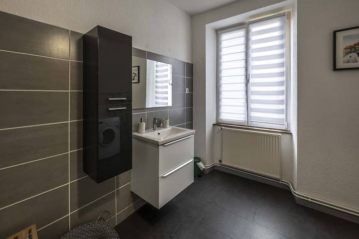 Gîte-Rue de l'Est-Apartment-barrierefreies Badezimmer-Blick auf den Hof in Colmar, Colmar und Umgebung