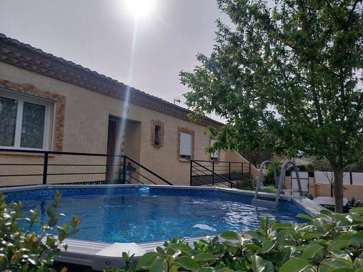 Location de vacances pour 10 personnes, avec Balcon ainsi que Terrasse et Piscine à Névian