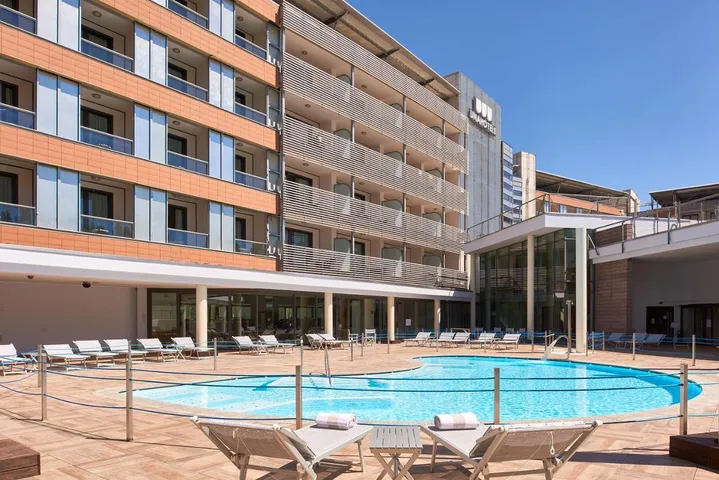 Hotel para 3 personas, con vistas además de jardín y piscina - 1