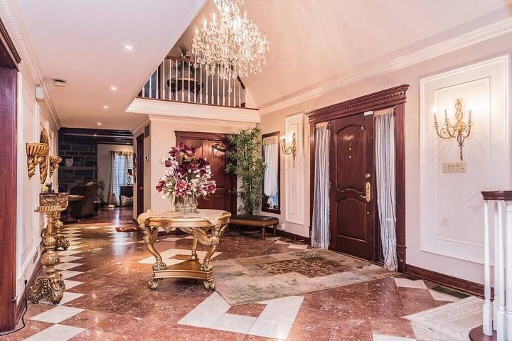 Vacation rental for 20 people, with garden and hot tub in Montreal