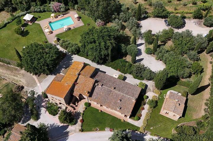 Agriturismo per 6 persone, con giardino e terrazza nonché piscina in Gambassi Terme