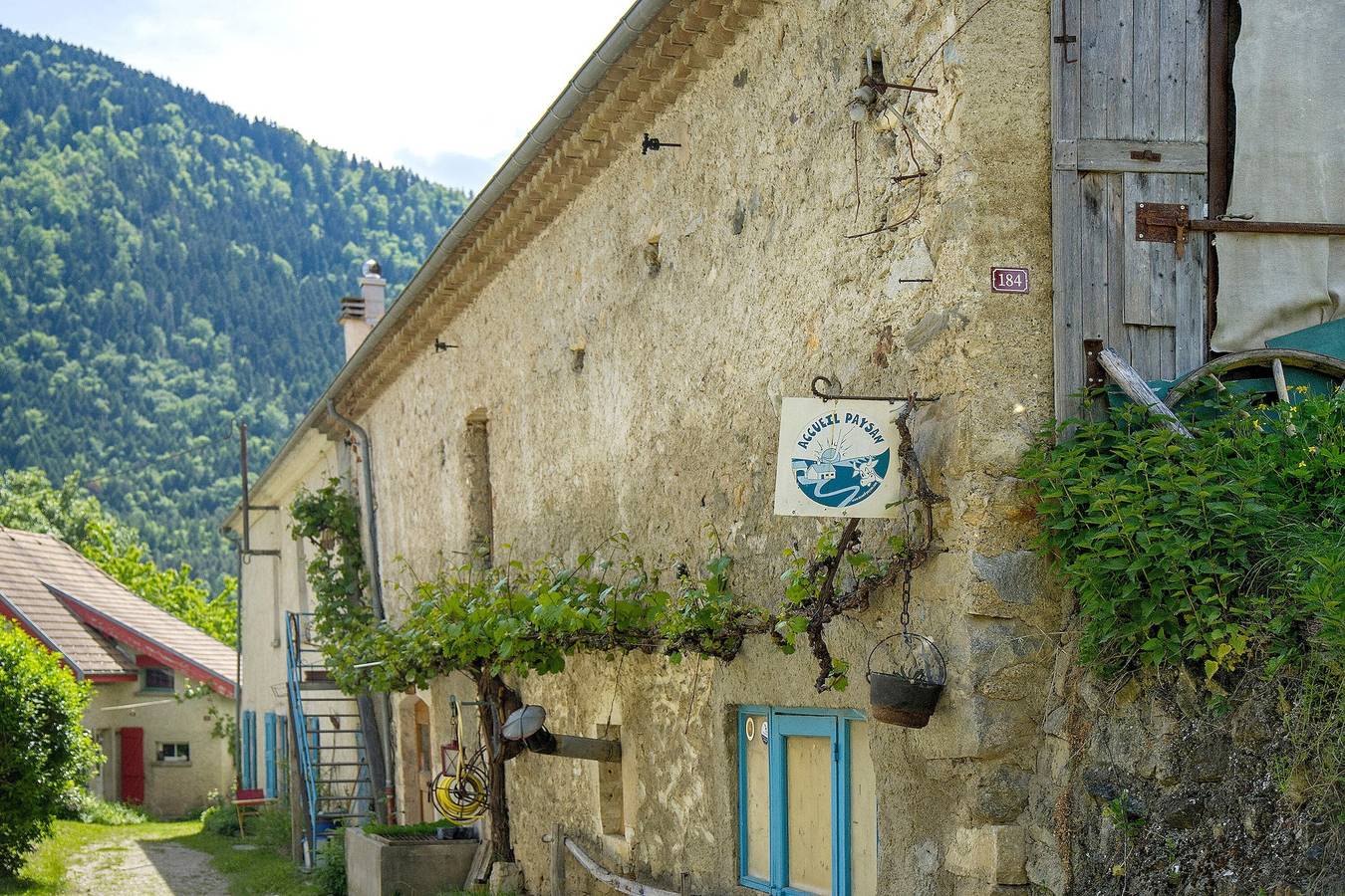 Appartement entier, Yourte kirghize dans la forêt – accueil paysan in Prébois, Isère