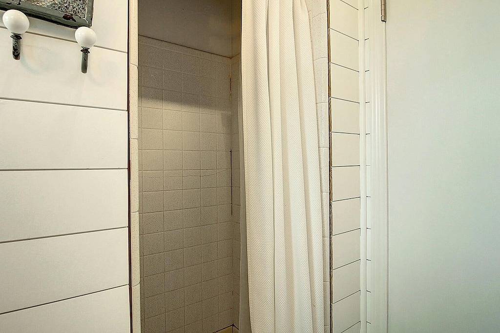 Romantisches Märchenbuchhäuschen in den Bougainvilleen der Altstadt Port A! in Port Aransas, Mustang Island