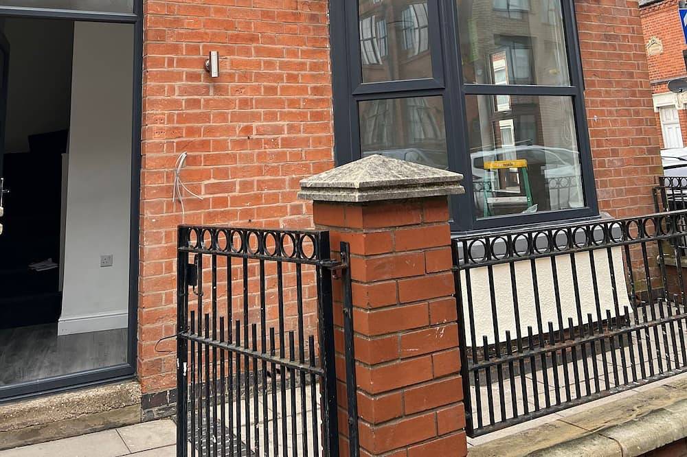 Burleigh House - 3 Bed in Leicester, Heart of England