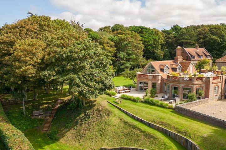 Holiday home for 10 people, with garden and balcony in Blakeney