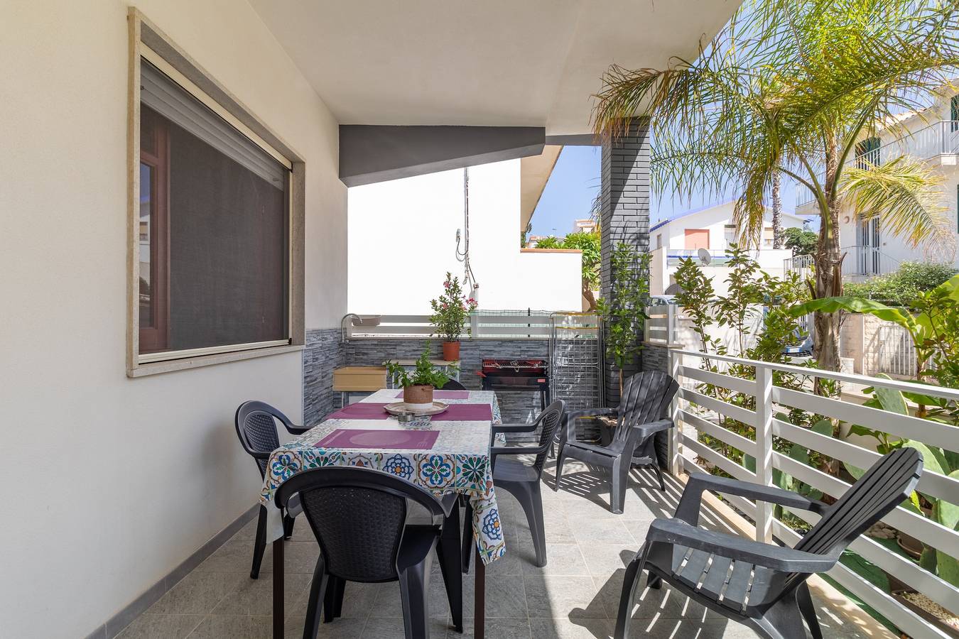 Appartamento intero, Appartamento di vacanza "Samuel Beach Con Veranda" con terrazza privata e Wi-Fi in Cava d'Aliga, Provincia di Ragusa