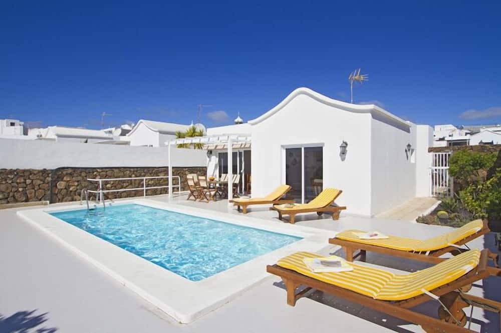 Villa de vacaciones independiente con piscina privada y climatizada, Tv vía satélite, Wifi y barbacoa in Tías, Lanzarote