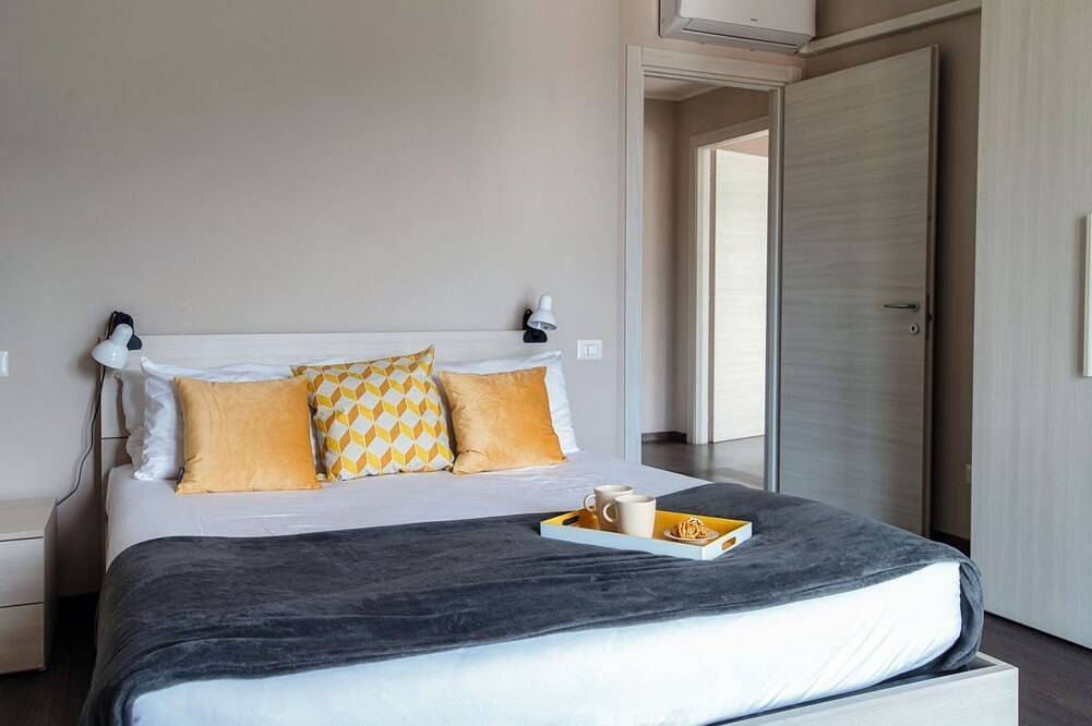 Ganze Wohnung, A two-bedroom spacious apartment with unrivaled lake views and a garden. in Lido di Moltrasio, Moltrasio