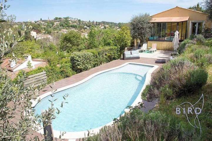 Villa pour 8 personnes, avec balcon ainsi que jardin et piscine à Le Rouret