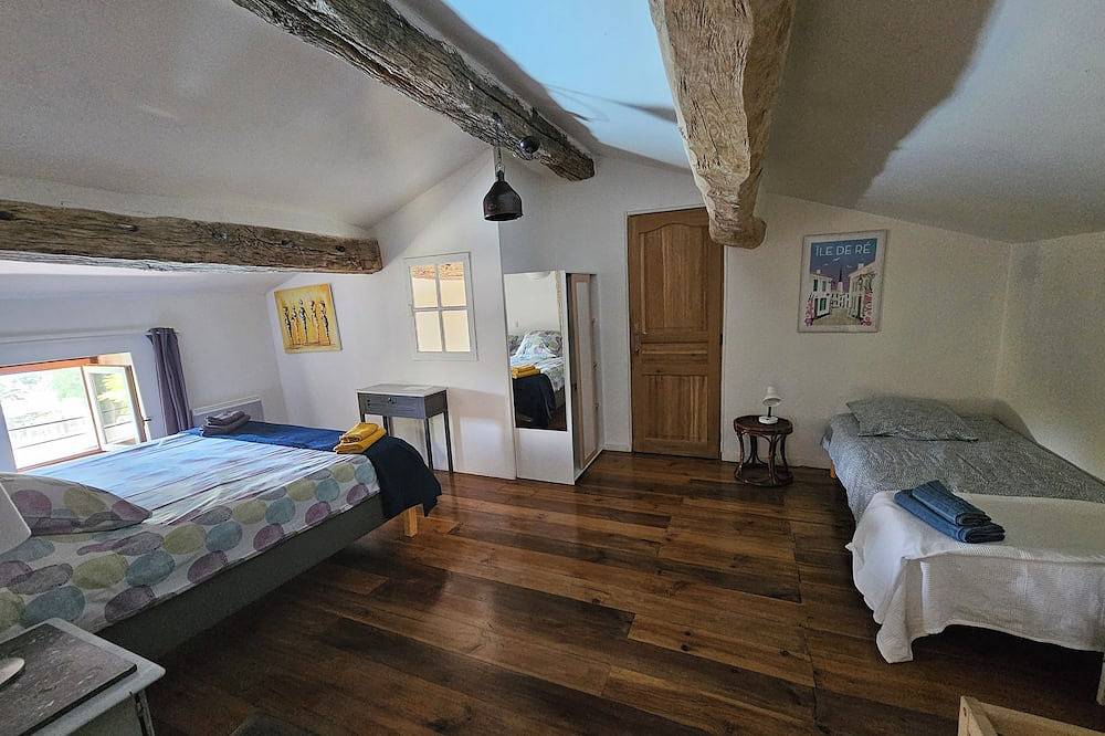 Gîte avec piscine chauffée et boulodrome. Charme et sérénité. Animaux acceptés in Genouillé, Région de Rochefort