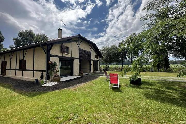 Gîte pour 4 personnes, avec jardin à Arengosse