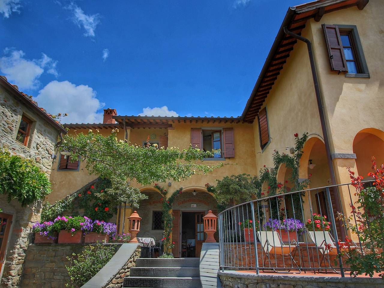 Casale rustico nella foresta in Valdarno