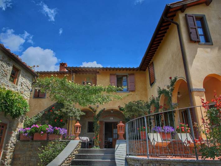Maestosa casa colonica con piscina in Valdarno