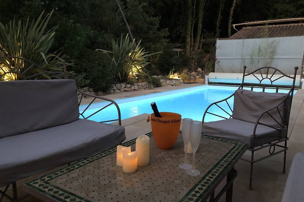 Air-conditioned villa (sleeps 12) Private Swimming Pool with roller shutter Flower-filled Garden Quiet in Bagnols-en-Forêt, Region de Draguignan