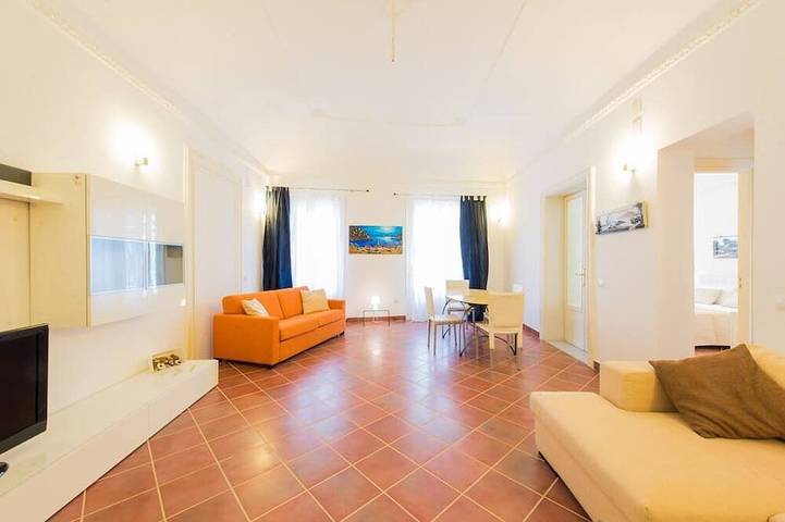 Apartamento entero, Palazzo Cammarata (edificio de finales del siglo XVIII) Apartamento de tres habitaciones con gran salón. in Castellammare (Palermo), Palermo