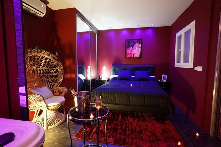 Location de vacances pour 2 personnes, avec piscine ainsi que jardin et jacuzzi à Montrabé