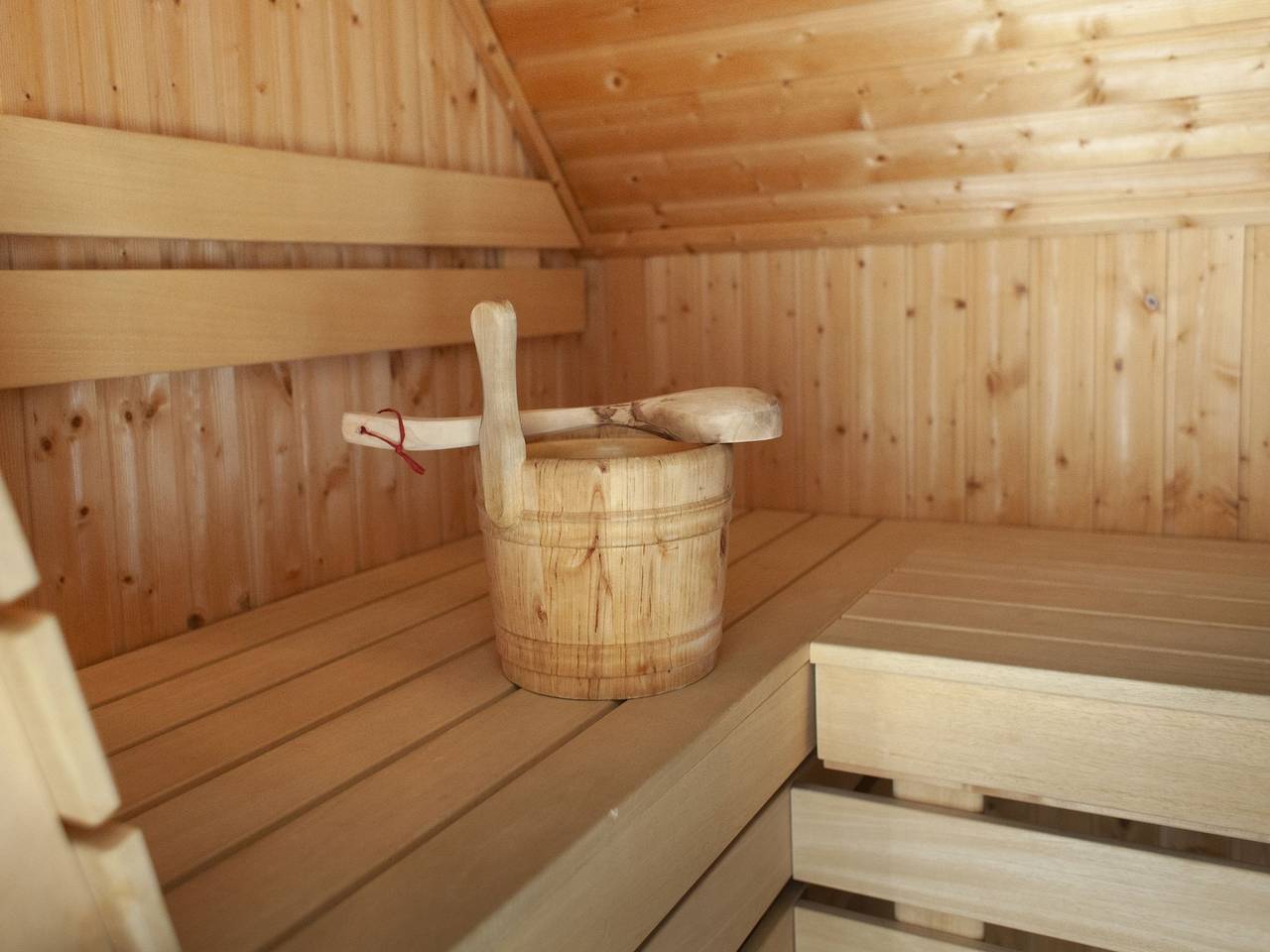 Beautiful waterfront villa with sauna on a holiday park in Friesland in Makkum, Ijsselmeer